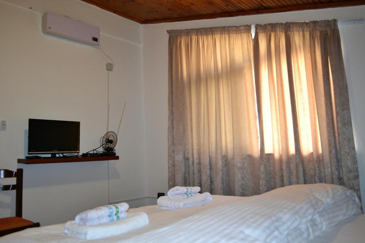 Me&You Hostel Tirana Buitenkant foto