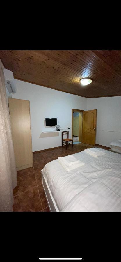 Me&You Hostel Tirana Buitenkant foto